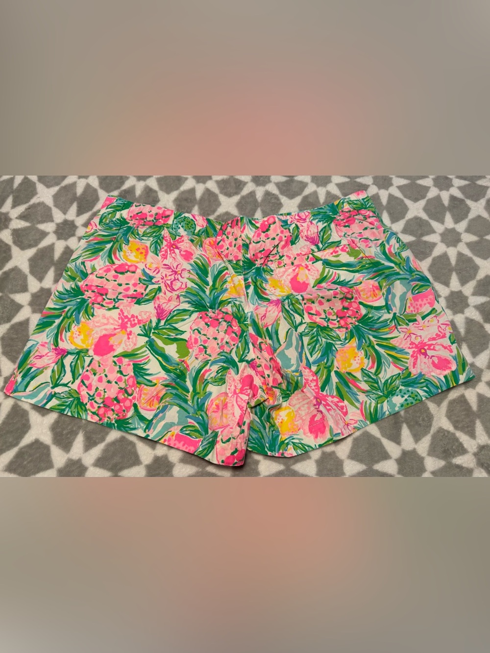 Lilly Pulitzer Pear 🍐 Necessities Ocean
view shorts medium - Picture 2 of 2